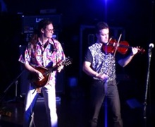 Marconegro e Violinator suonano piccoli strumenti